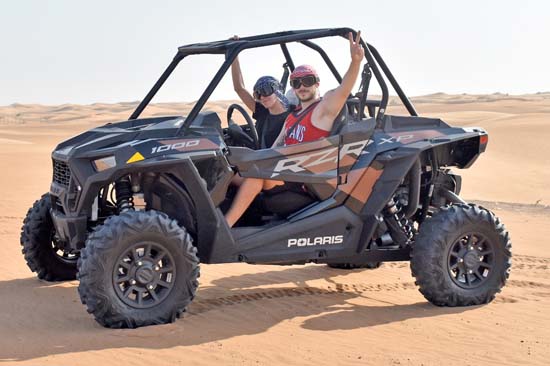 dune-buggy-family-adventure-friends-tour-abu-dhabi